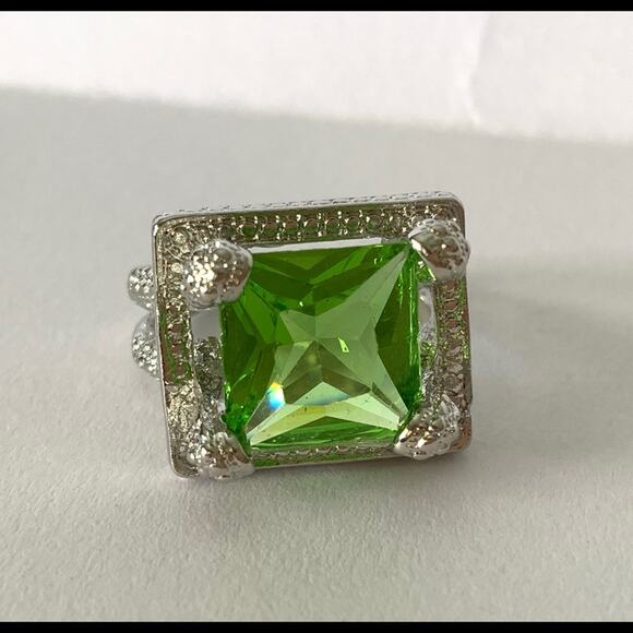 Green Peridot Silver Colored Ring NEW Size 9 - Picture 2 of 6